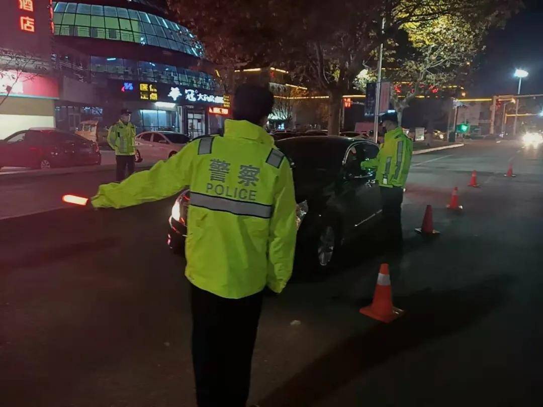 不要心存侥幸乳山交警查酒驾力保辖区交通安全