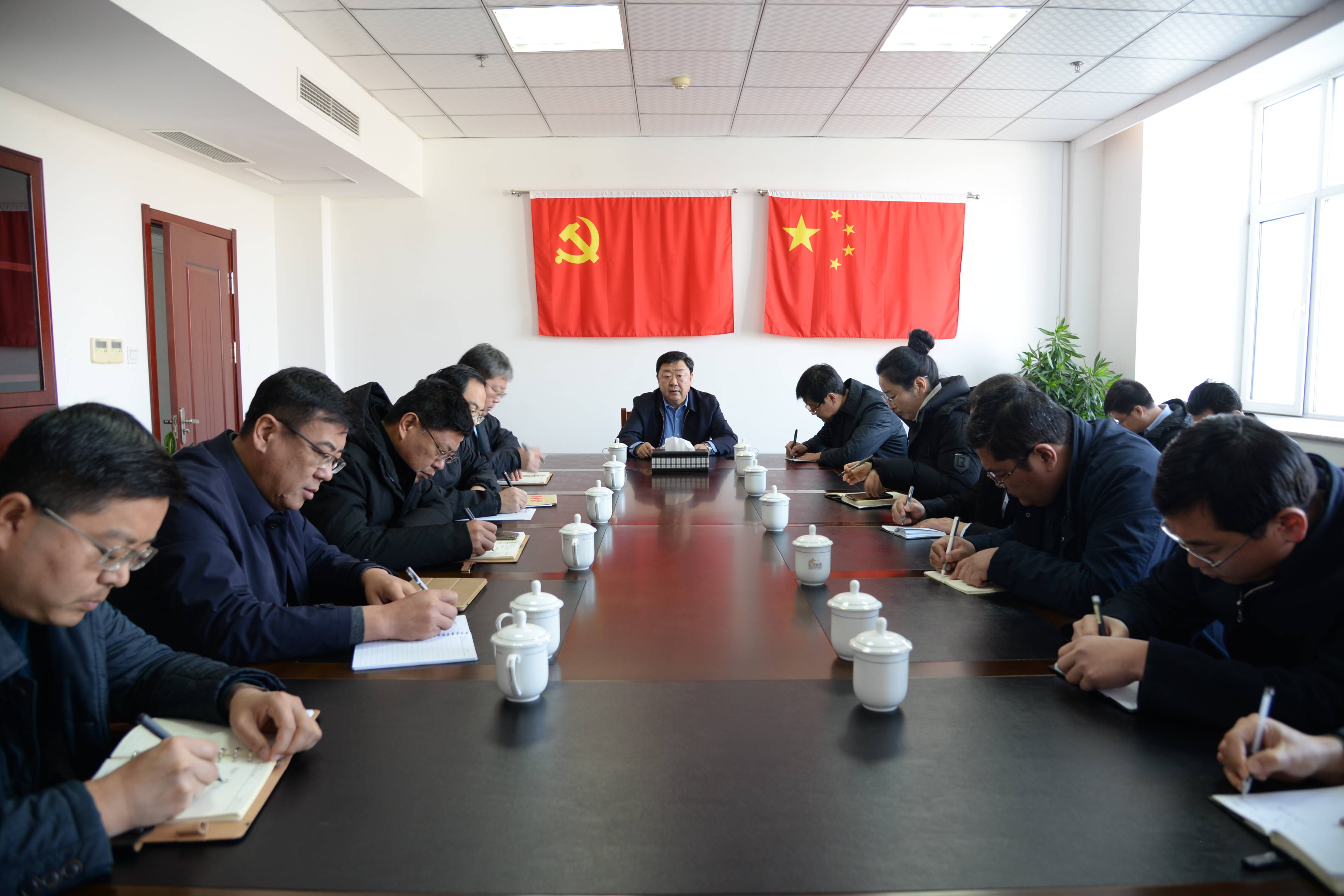 周兵实地督导渔船管控及牡蛎安置区建设工作