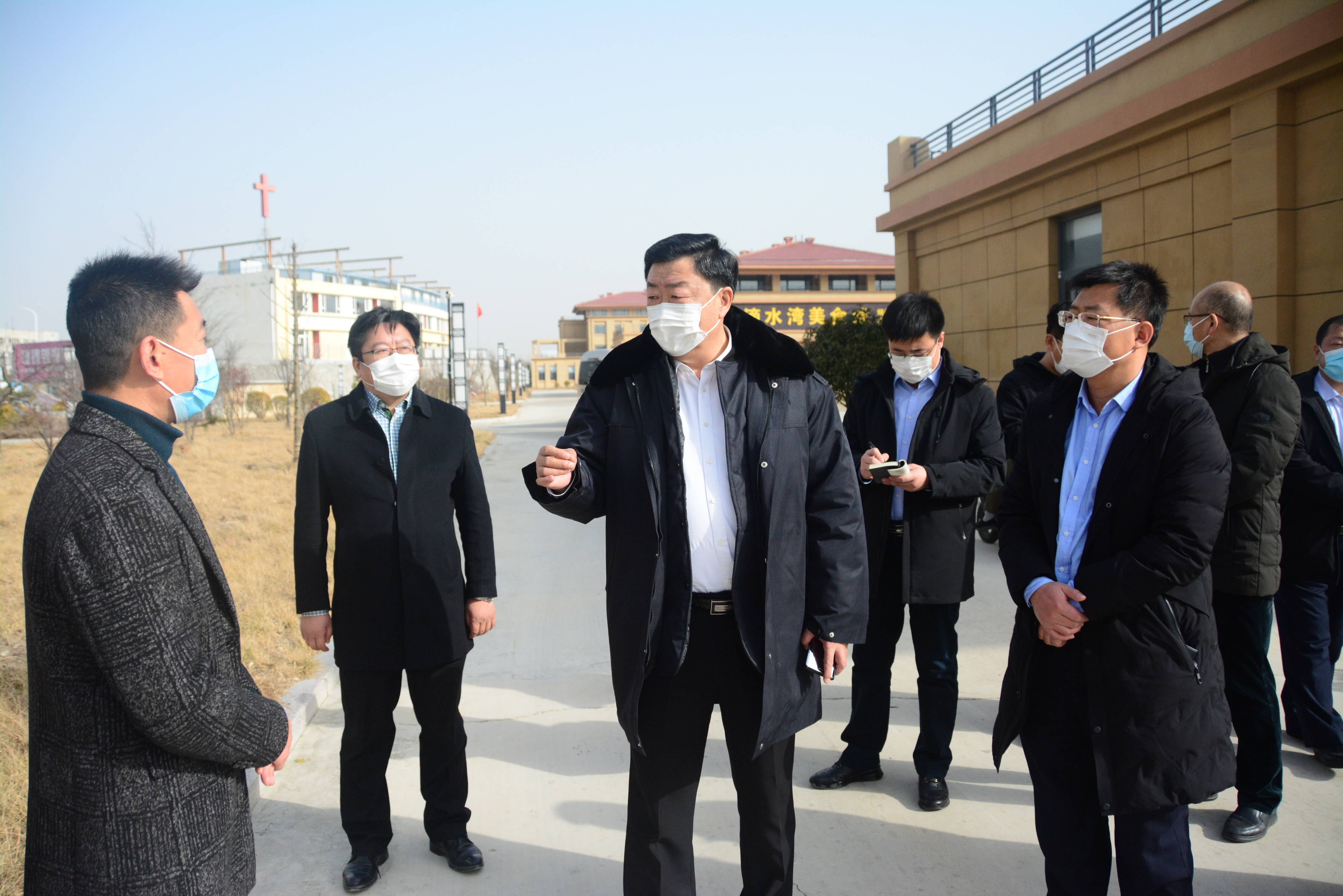 乳山市政府 乳山要闻 周兵实地督导安全生产,疫情防控和海岸带整治等