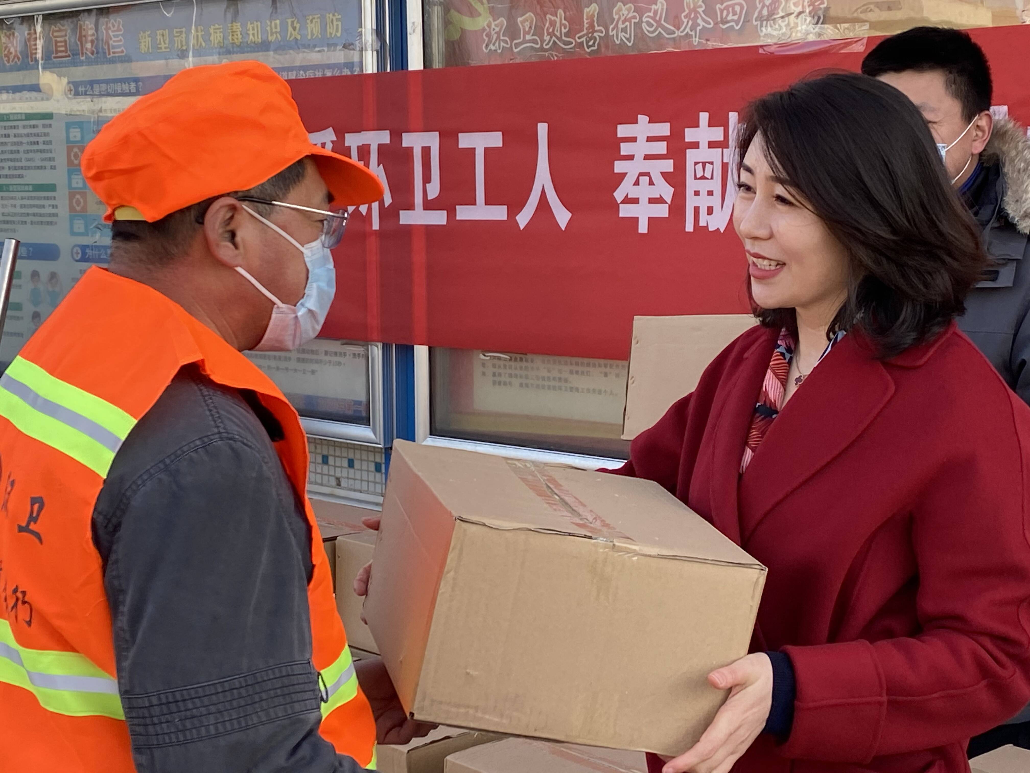 两家爱心企业为环卫工人送温暖
