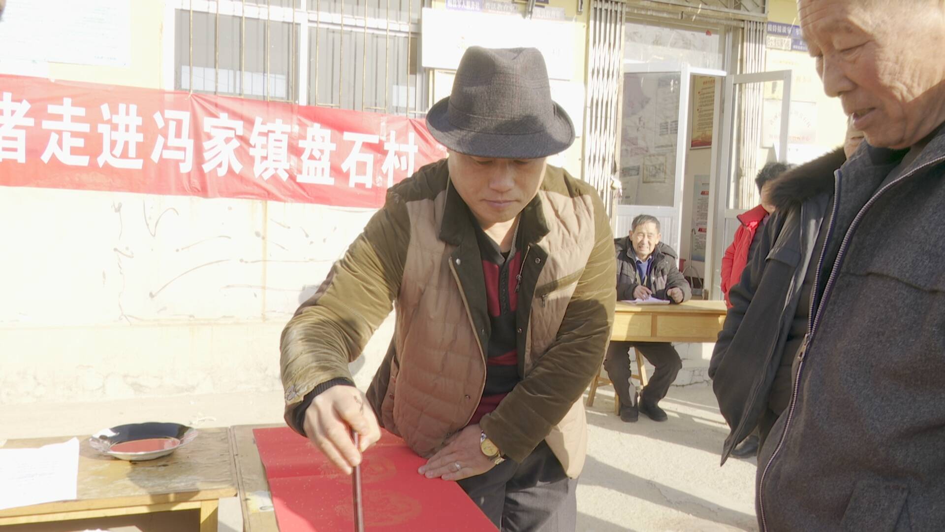 乳山市委宣传部:书法下乡送祝福 墨宝吉祥暖民心