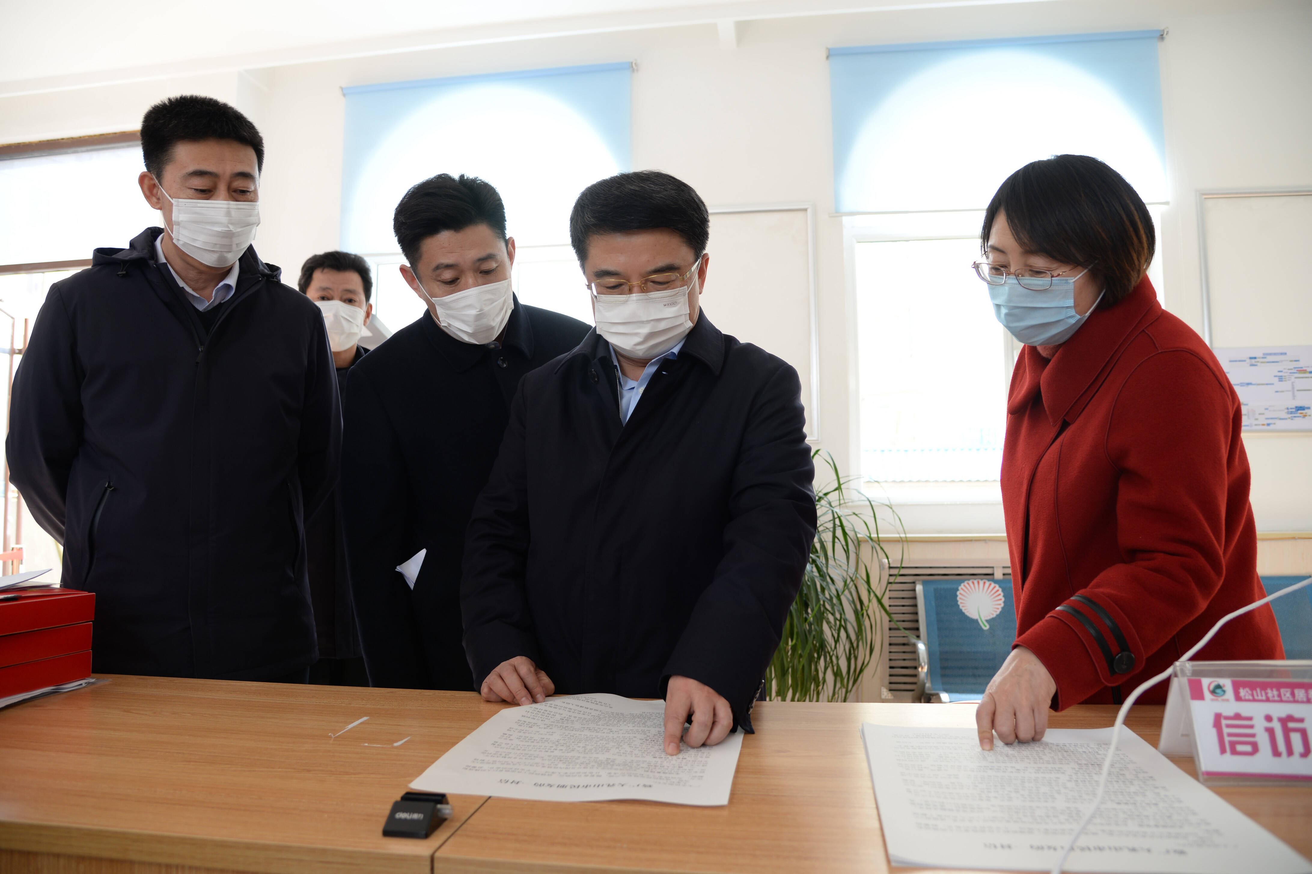 乳山市政府 乳山要闻 刘奎忠走访慰问节日期间在岗一线干部职工