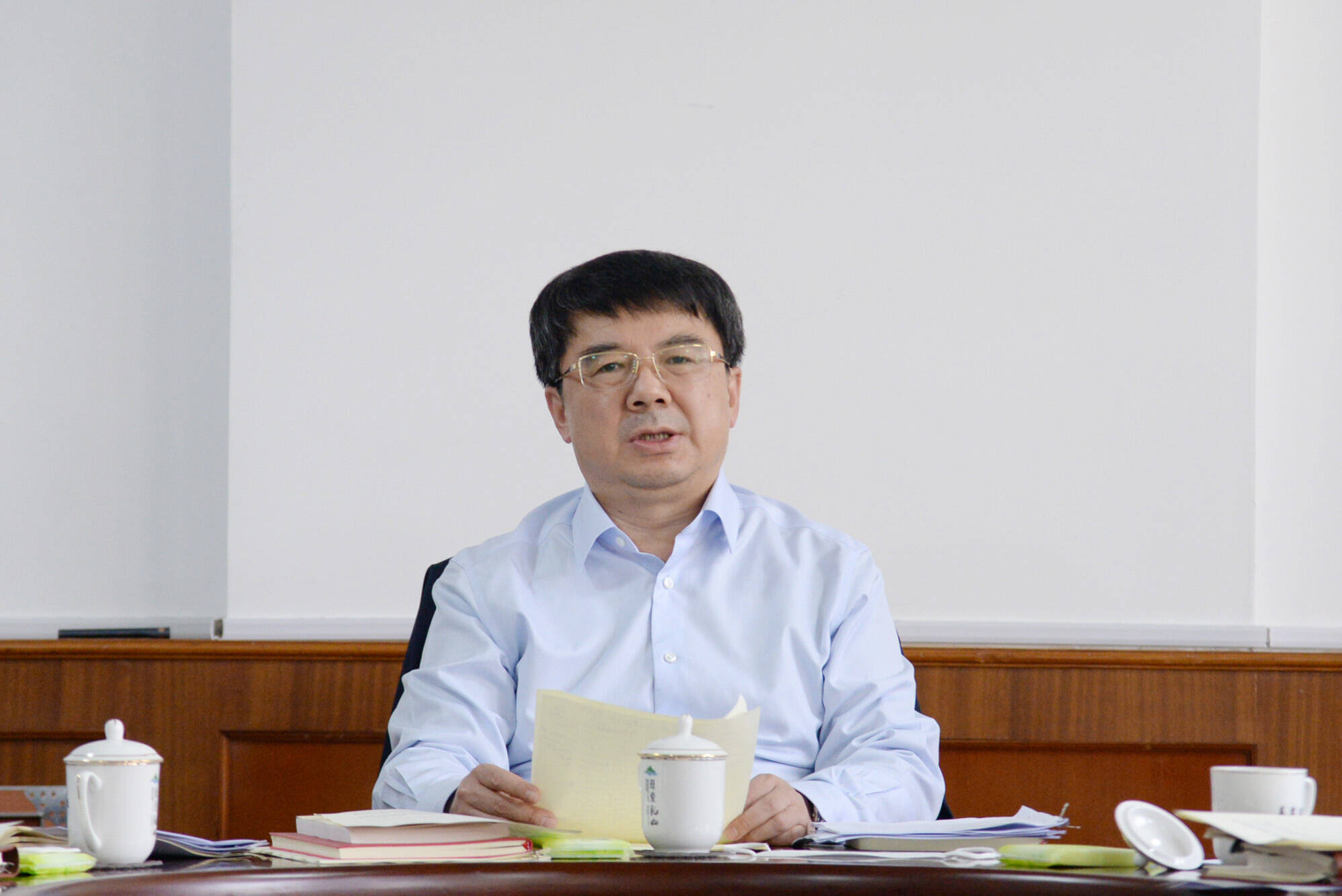 乳山市委常委会召开会议