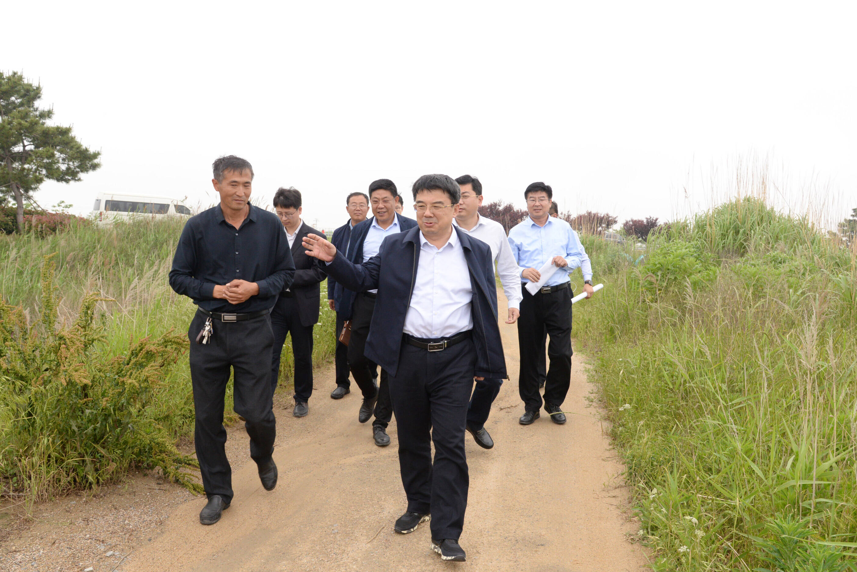 乳山市政府 乳山要闻 刘奎忠实地督导海岸带整治修复工作
